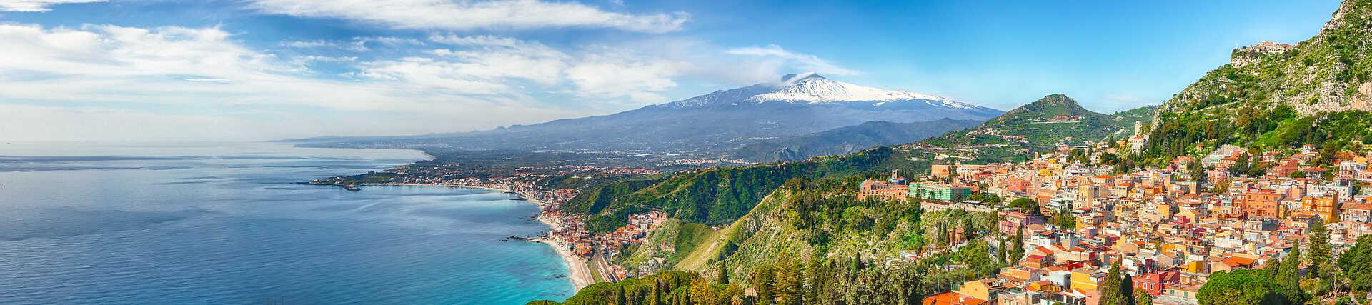 Aussicht auf die Küste von Taormina in Sizilien