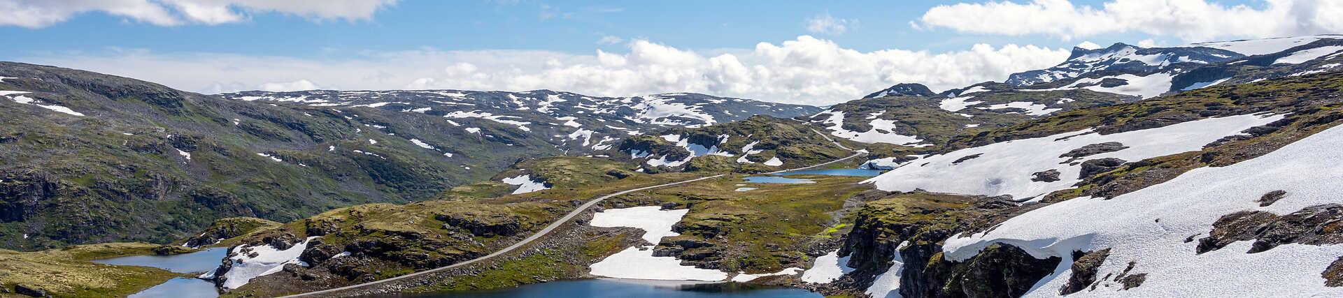 Aurlandsfjellet in Norwegen: malerische Berglandschaft unter blauem Himmel.