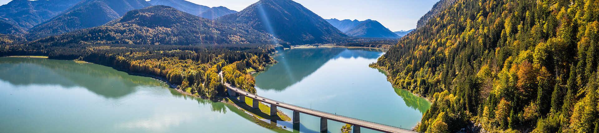 Schloss Syvenstein, ein historisches Gebäude in Deutschland, umgeben von Bäumen und Natur.