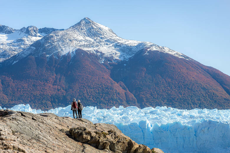 Wanderer schauen auf den Perito-Moreno-Gletscher in Patagonien