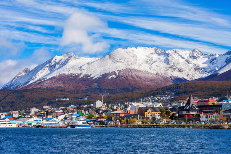 Das Örtchen Ushuaia in Argentinien direkt am Wasser 