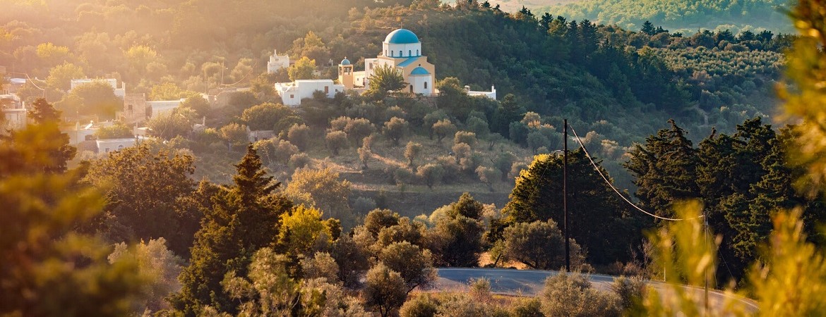 Eine kleine Kirche mitten in der Natur auf der griechischen Insel Kos