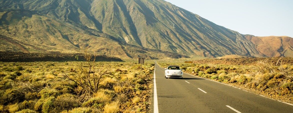 Mietwagen auf einer Straße in Teneriffa auf den kanarischen Inseln