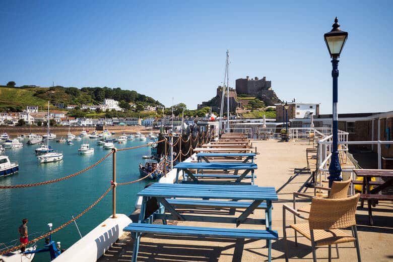 Bänke und Boote am Hafen von Gorey auf den Jersey-Inseln