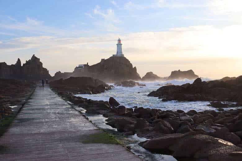 Leuchtturm auf den Jersey-Inseln bei Sonnenuntergang