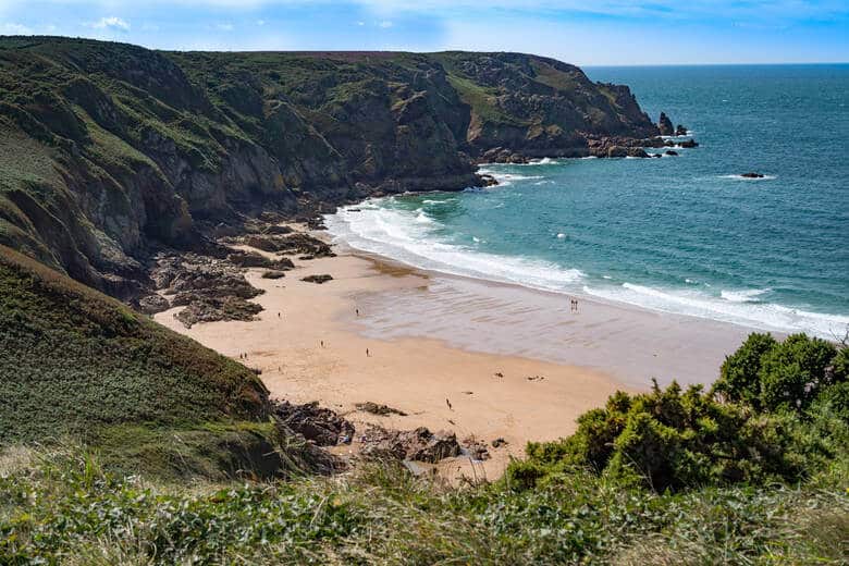 Strand in einer Bucht auf den Jersey-Inseln