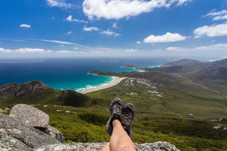 Wanderer genießt den Blick vom Mount Oberon auf den Wilsons Promontory-Nationalpark