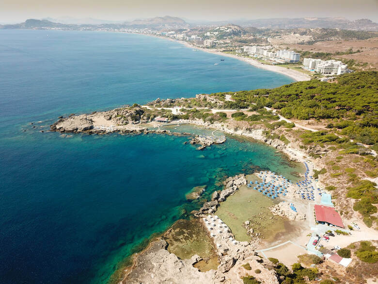 Blick über den Strand von Faliraki auf Rhodos