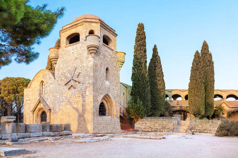 Das Kloster Filerimos zwischen Pinien auf Rhodos