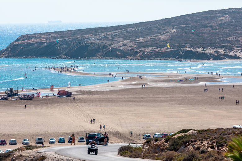 Menschen und Autos am Kap Praesonisi auf Rhodos