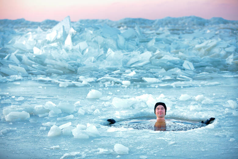 Mann im Eisloch