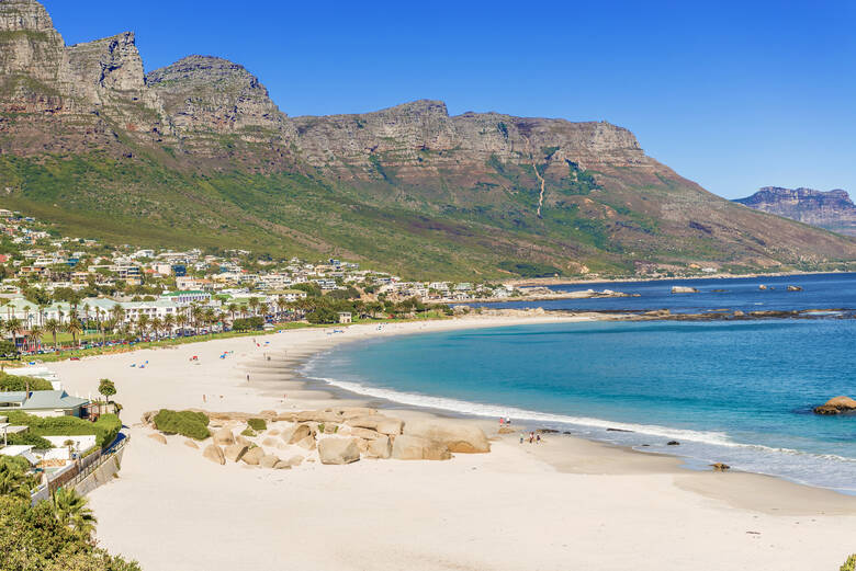Strand in Südafrika mit weißem Sand und blauen Wasser