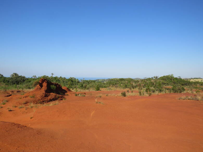 Roter Wüstensand an der Küste von Südafrika