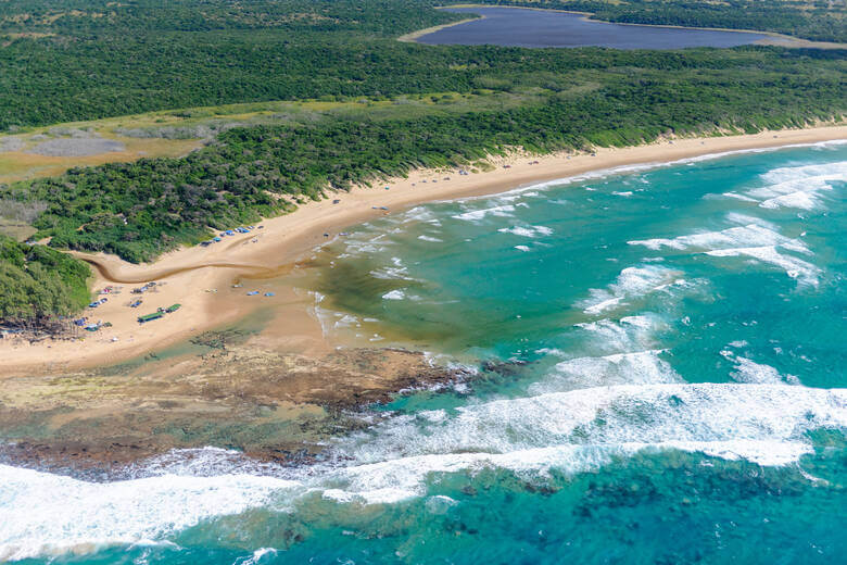 Strand mit rauen Wellen in Südafrika 