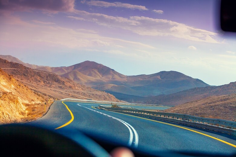 Blick auf dem Auto auf Wüstenlandschaft in Israel