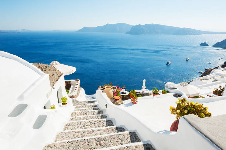 Blick von der Insel Santorini auf das Meer