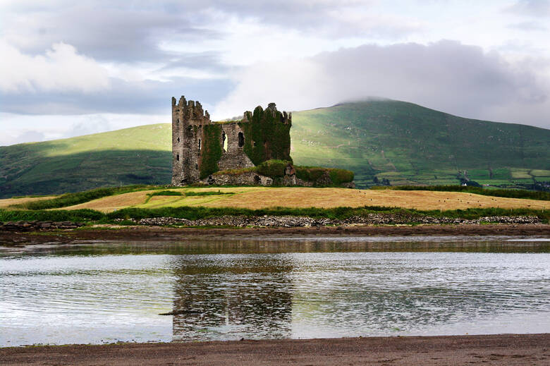 Die Ruinen des Ballycarbery Castle in Irland 