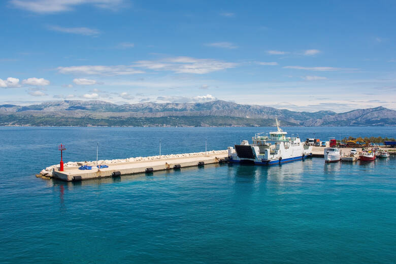 Fähre am Anlegesteg in Brac in Kroatien