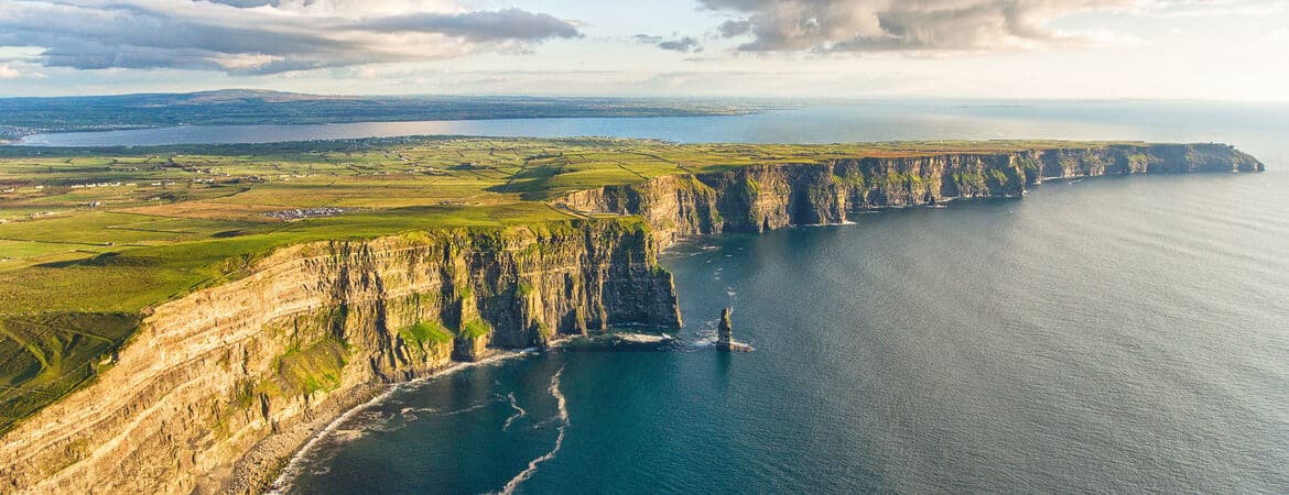 Blick von der irischen Küste auf das Meer