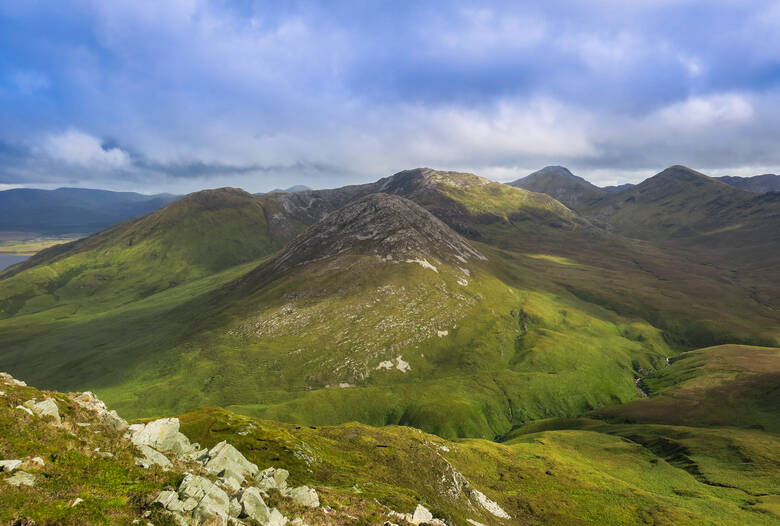 Ausblick im irischen Connemara National Park auf die grünen Berge