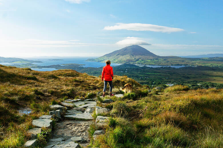 Wanderin schaut hinunter auf den Connemara National Park