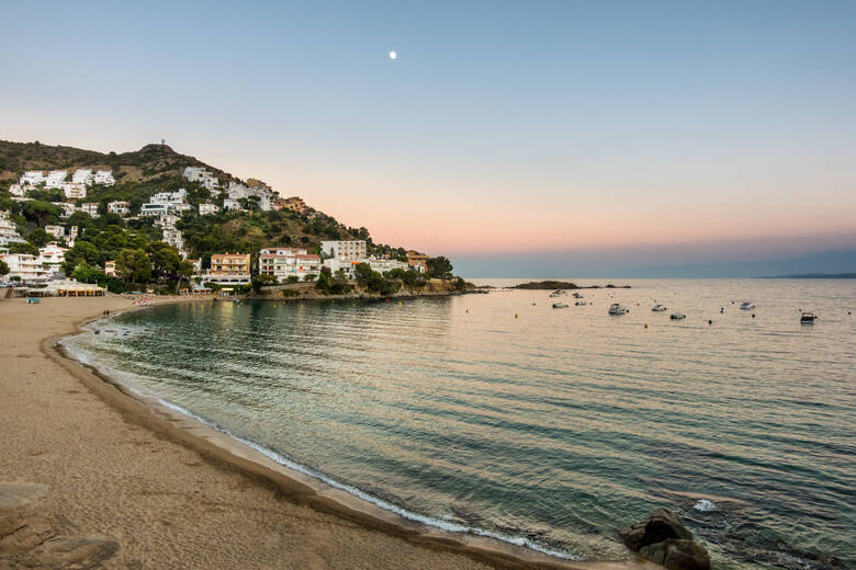 Strand an der Costa Brava bei Sonnenuntergang