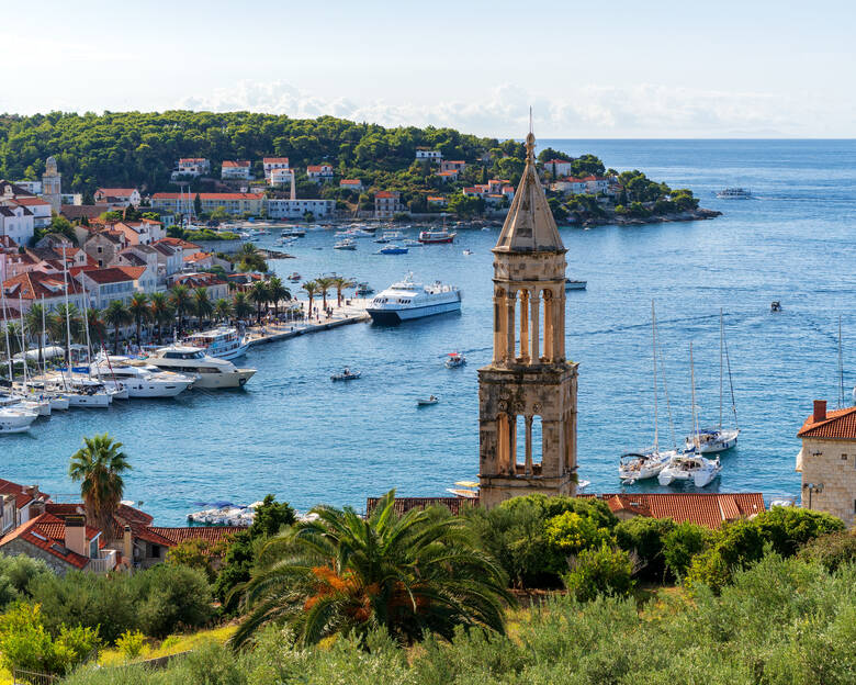 Boote und Fähren kommen am Hafen von Hvar in Kroatien an