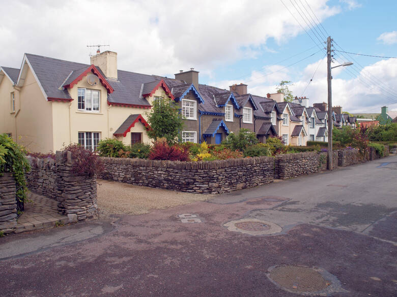 Traditionelle farbenfrohe Häuserreihe in Kenmare in Irland 