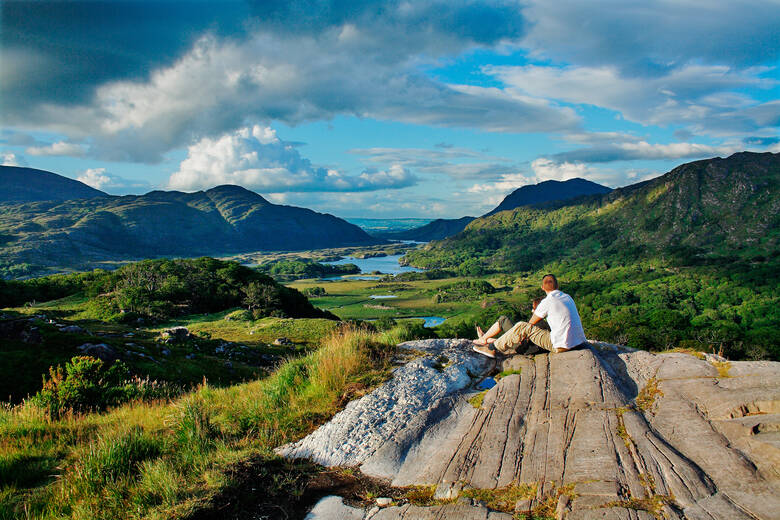 Pärchen genießt den Blick auf den Killarney-Nationalpark