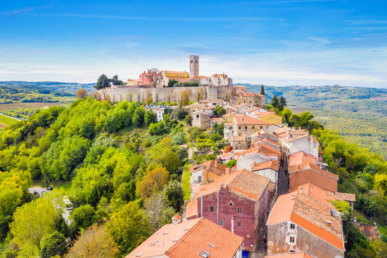 Bergstadt Motovun  in Kroatien mit historischen Häusern