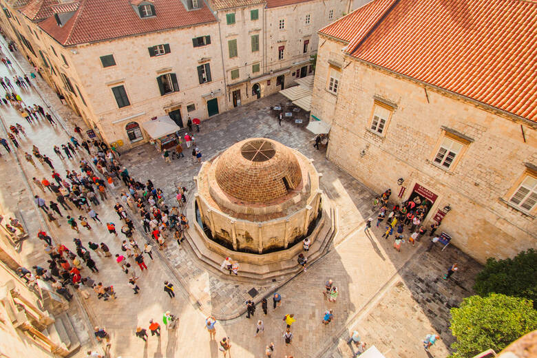 Blick auf den alten Trinkwasser-Brunnen in Dubrovnik