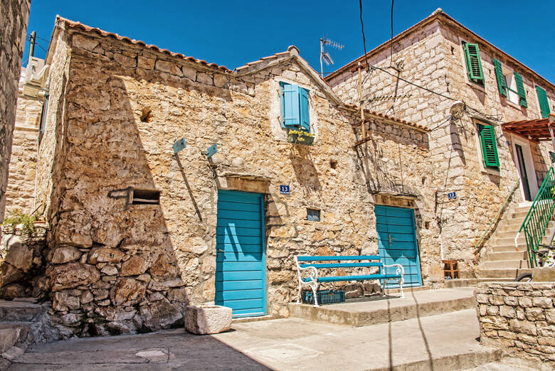 Alte Steinhäuser auf der Insel Solta in Kroatien