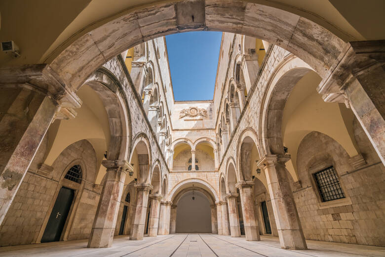 Blick in den Innenhof des Sponza-Palastes in Dubrovnik
