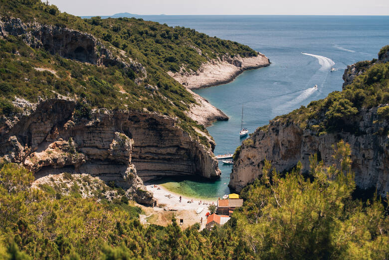 Strand zwischen Felsspalten auf der Insel Vis in Kroatien