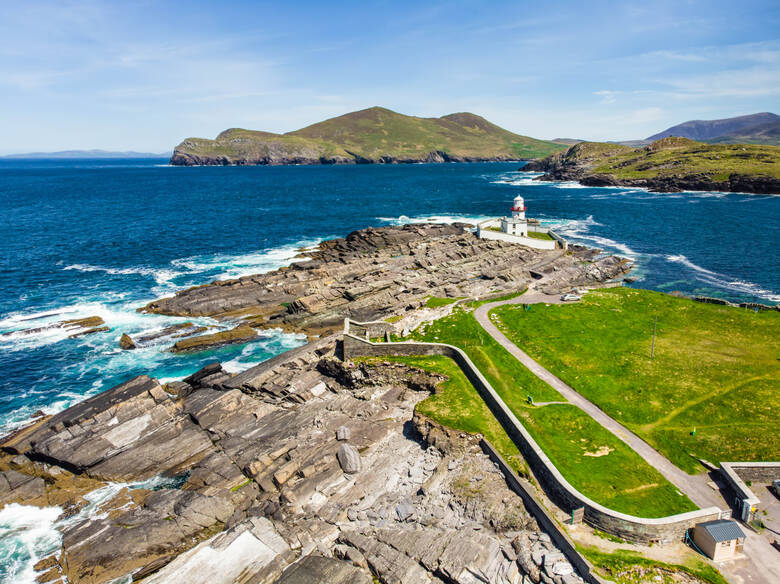 Blick auf den Leuchtturm von Valentia Islands, der direkt am Meer in Irland steht 