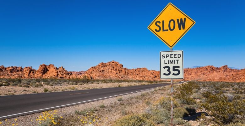 Straße mit Verkehrsschildern im State Park Valley of Fire im Westen der USA