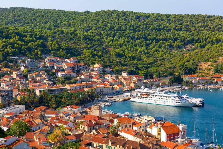 Großes Schigg legt an der kroatischen Insel Vis an