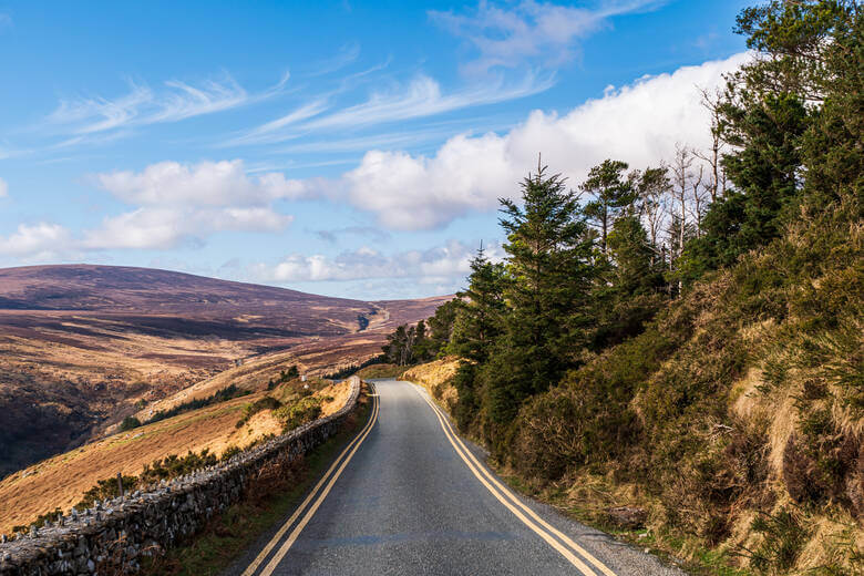 Straße führt zum Wicklow National Park in Irland 