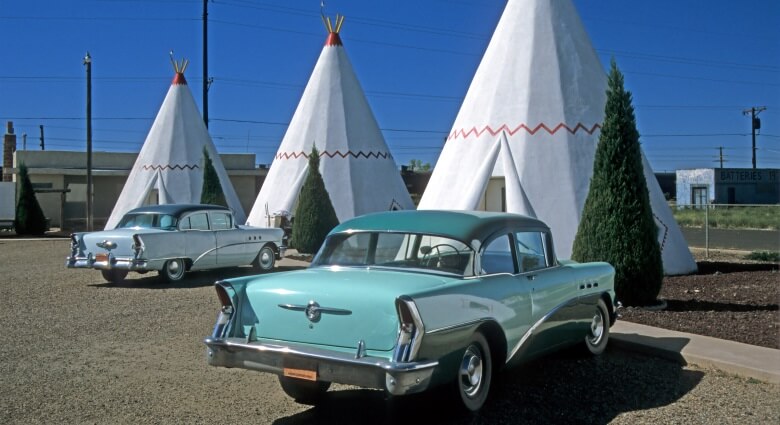 Das Wigwam-Motel mit Oldtimern an der Route 66 in den USA