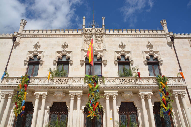 Geschmückte Häuserfassade an einem Feiertag in Spanien