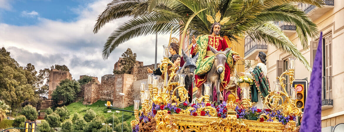 Kirchenumzug in Spanien an einem Feiertag