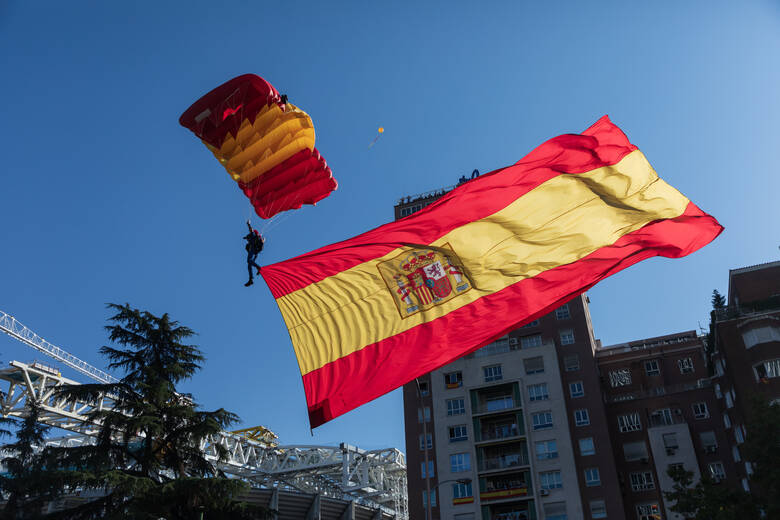 Paraglider landet mit der spanischen Flagge in Madrid 