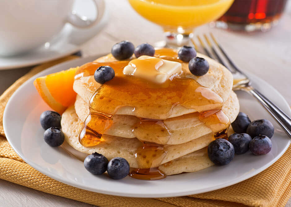 Pfannkuchen mit Sirup auf einem Teller