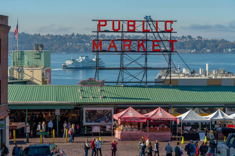 Markthalle in Seattle mit Blick auf den Hafen
