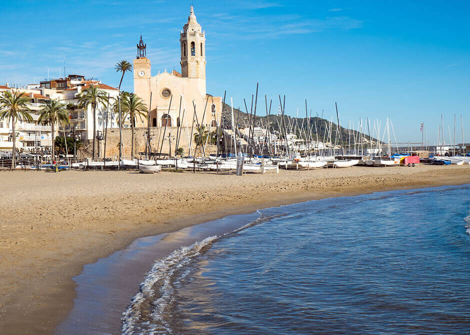 Kirche und Strand in der spanischen Stadt Sitges