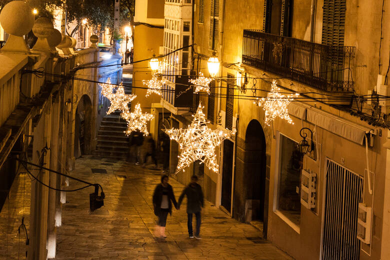 Weihnachtsdeko in einer Gasse auf Mallorca am Abend 