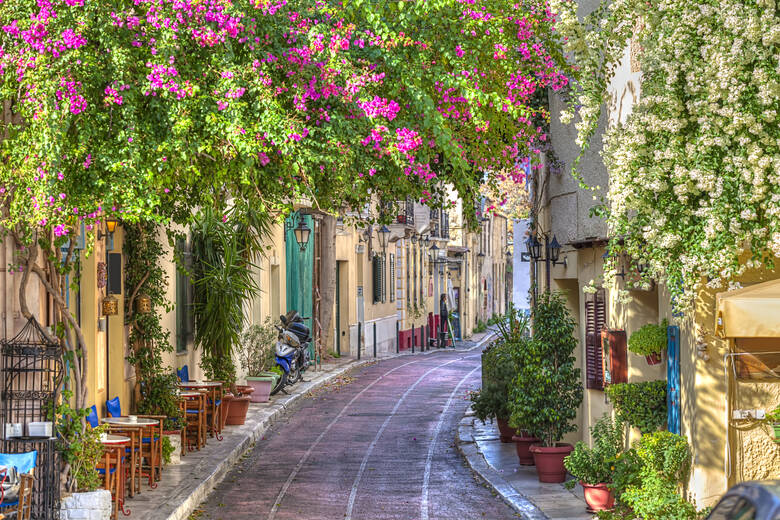 Kleine Altstadtgasse mit Blumen in Athen