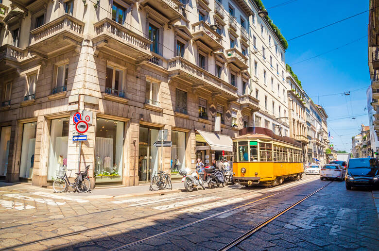 Straßenbahn und Altbauten in Mailand
