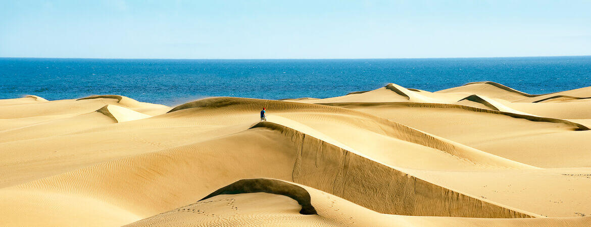 Sanddünen auf Cran Canaria mit Blick auf das Meer