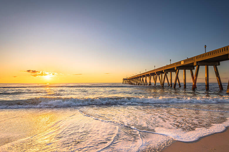 Pier an einem Strand in den USA bei Sonnenuntergang